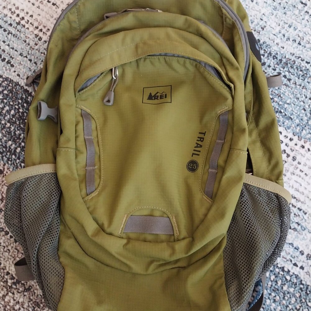 REI Trail 25L backpack. Green. UEC